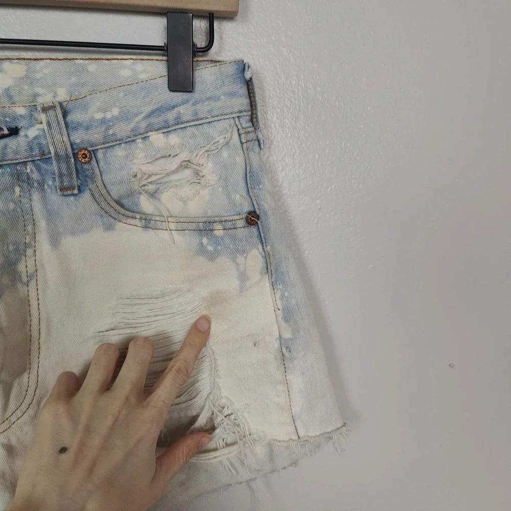 Vtg 70s Levi's Shorts Womens 28 501 Cut-Off Button Fly Bleach Wash Distressed - Picture 3 of 10
